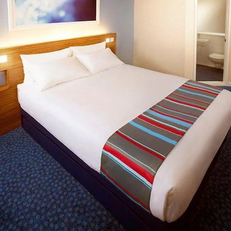 Travelodge Cardiff Central Queen Street Zewnętrze zdjęcie