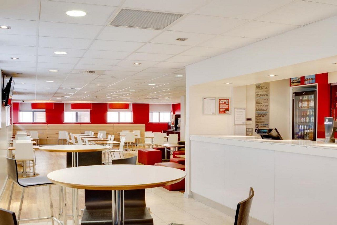 Travelodge Cardiff Central Queen Street Zewnętrze zdjęcie