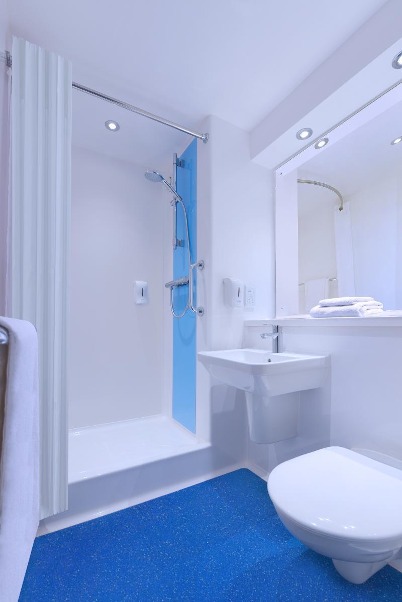 Travelodge Cardiff Central Queen Street Zewnętrze zdjęcie