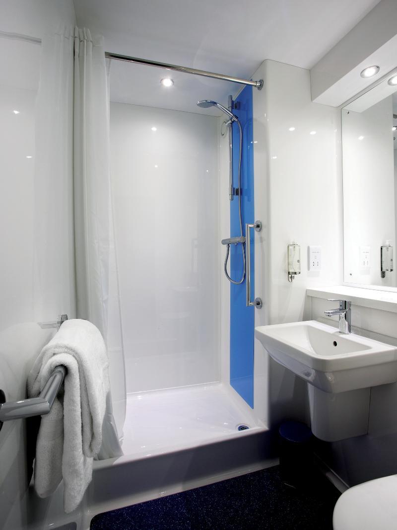 Travelodge Cardiff Central Queen Street Zewnętrze zdjęcie